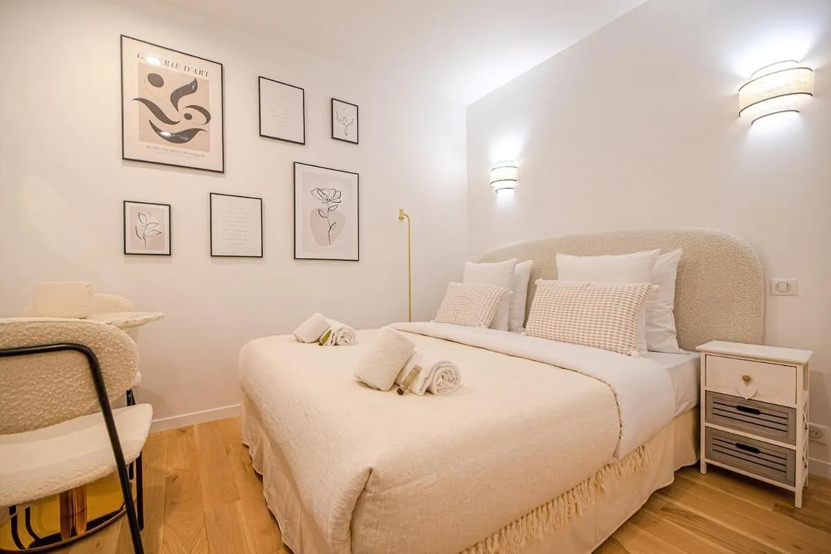 Charming Studio In The Marais Paryż